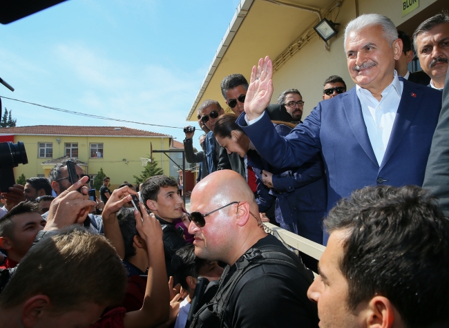 Başbakan Yıldırım, oyunu İzmir'de kullandı