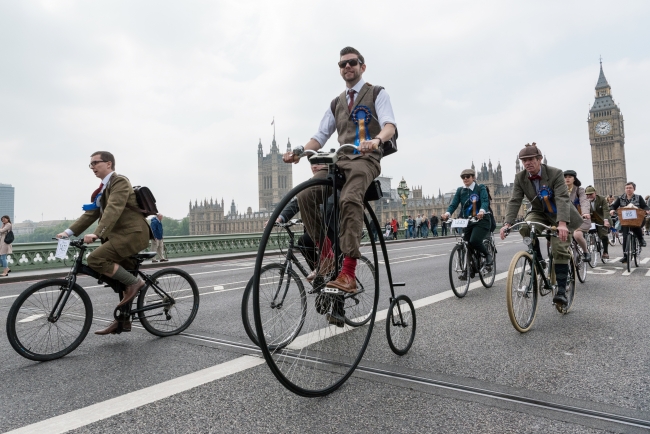 Londra'da tüvit ceketli bisikletçiler pedal çevirdi