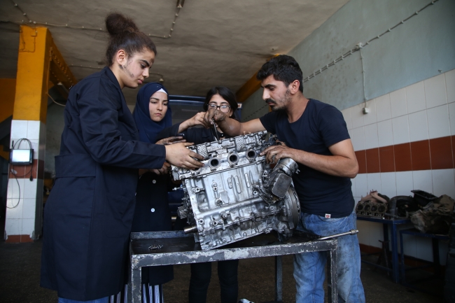 Güneydoğu'nun kadın oto tamircileri yetişiyor