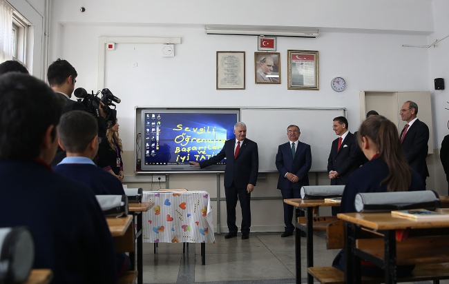 Başbakan Yıldırım öğrencilerin karne sevincine ortak oldu