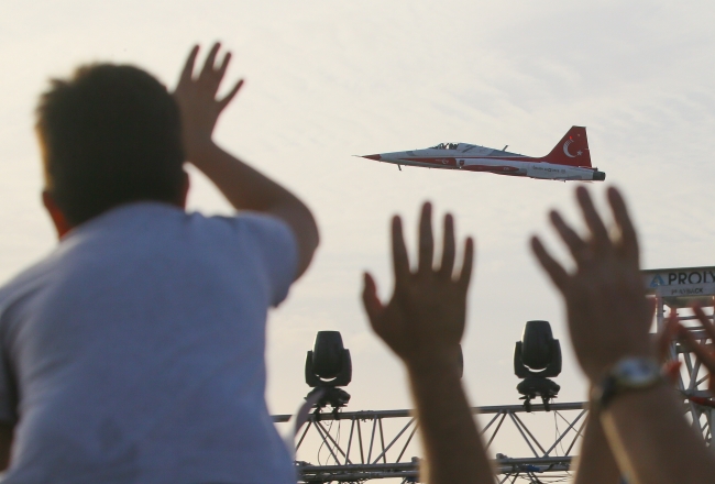 Türk Yıldızları İzmir'de nefes kesti