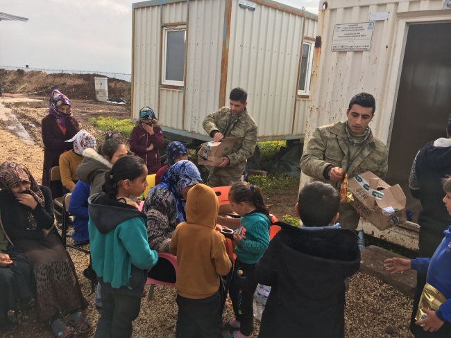 Mehmetçik Afrin'e yardım elini uzatmaya devam ediyor