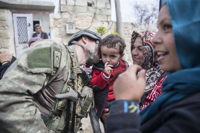 Mehmetçik Afrin'e yardım elini uzatmaya devam ediyor