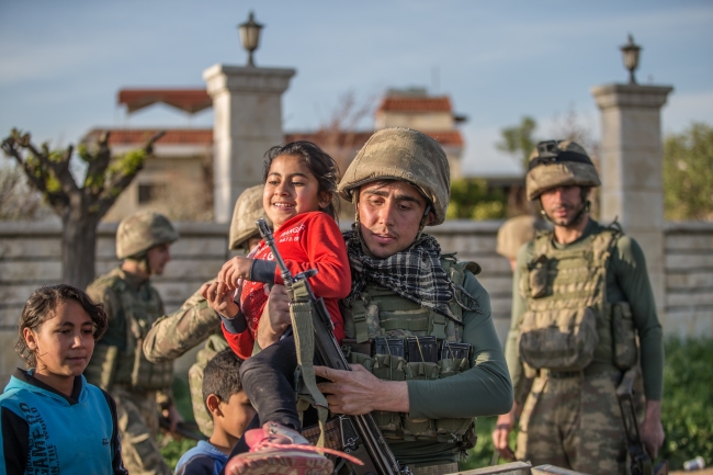 TSK, Afrin'de sivillere şifa dağıtıyor