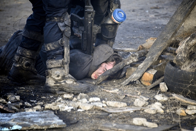 Fransa'da göstericilerle polis arasında çatışma