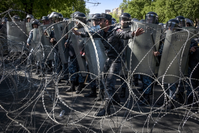 Ermenistan'da binlerce kişi sokağa çıktı