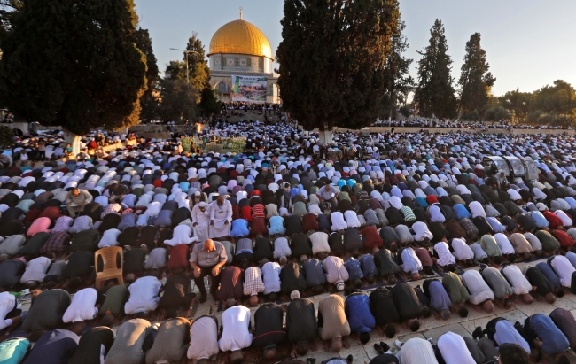 90 bin Filistinli bayram namazını Mescid-i Aksa'da kıldı