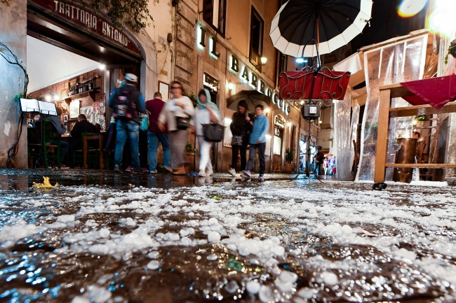 Roma'daki dolu yağışı hayatı felç etti