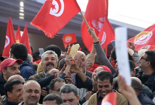 Tunus'ta 700 bin kamu görevlisi greve başladı