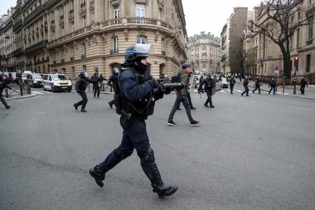 Paris sokakları yine karıştı: Protestolarda 168 kişi gözaltına alındı