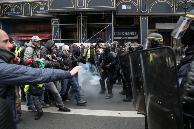 Paris sokakları yine karıştı: Protestolarda 168 kişi gözaltına alındı