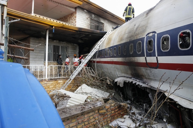 İran'da kargo uçağı düştü: 16 ölü