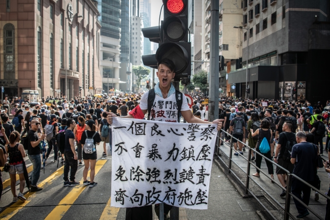 Hong Kong'da halk tekrar sokaklarda