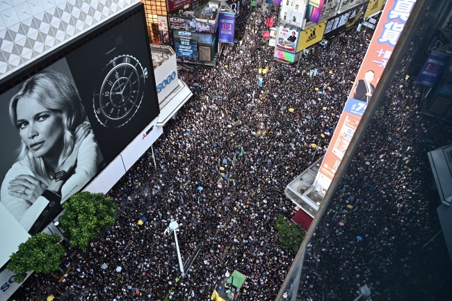 Hong Kong'da halk tekrar sokaklarda