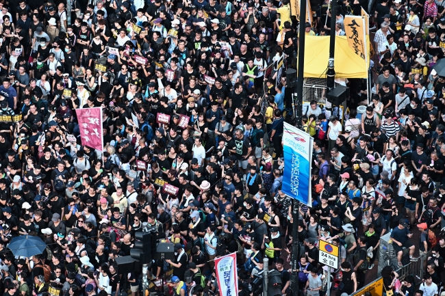 Hong Kong'da halk tekrar sokaklarda