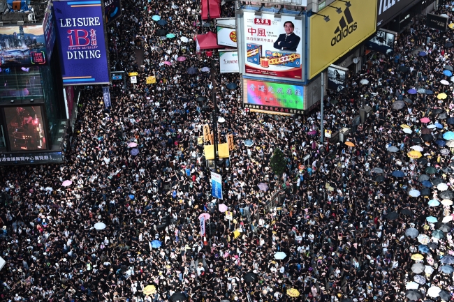 Hong Kong'da halk tekrar sokaklarda