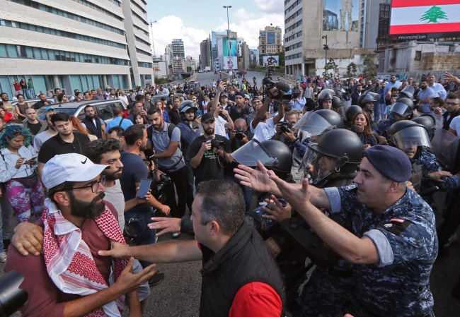 Lübnan'da hükümetin vergi politikalarına tepki olarak başlayan gösteriler devam ediyor. Fotoğraf: AFP