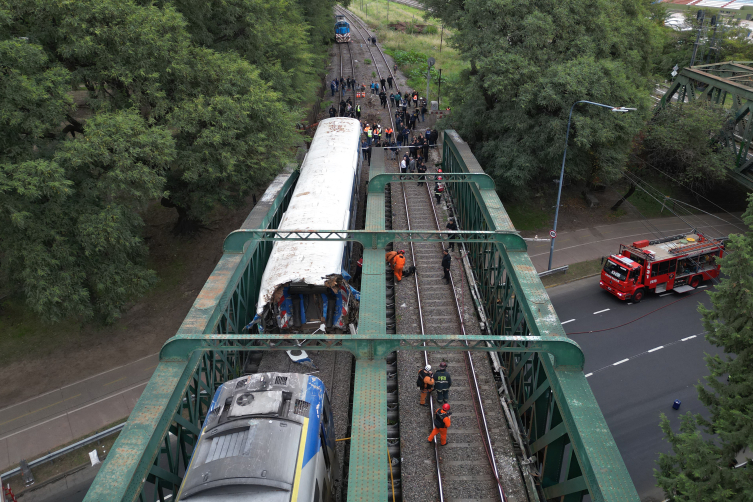 Arjantin'de iki tren çarpıştı: 60 yaralı