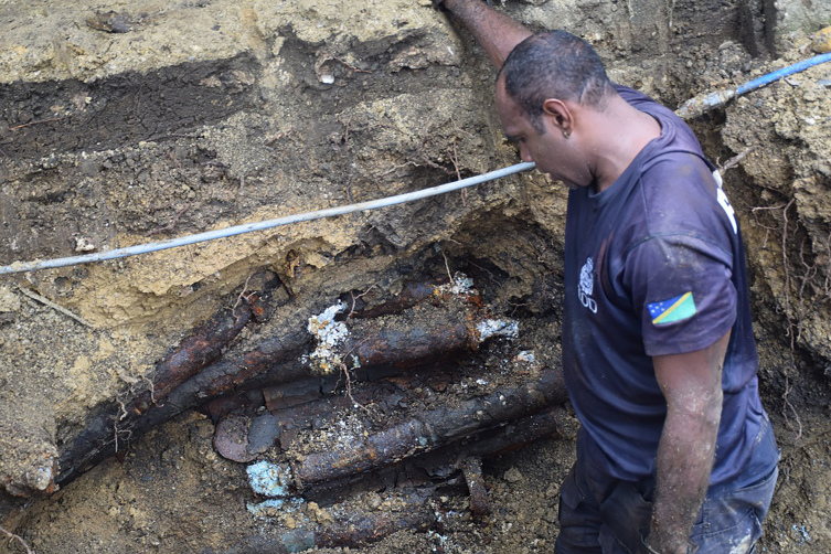 Okulun yakınında 200'den fazla patlamamış bomba bulundu