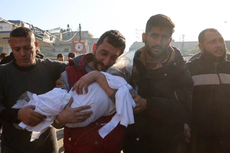 Filistinli bir baba İsrail'in katlettiği çocuğuna veda ediyor... | Fotoğraf: AFP