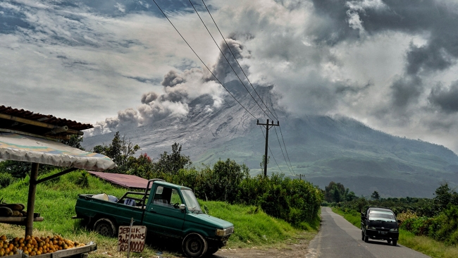 Sinabung Yanardağı yeniden kül püskürtmeye başladı