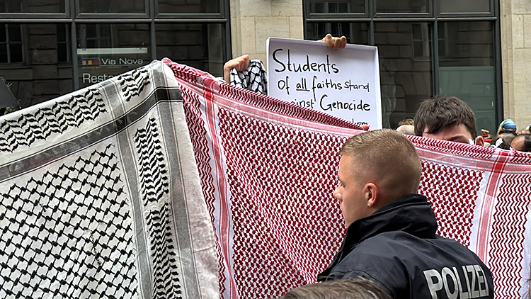 Berlin'de öğrencilerin Filistin'e destek gösterisine polis müdahale etti