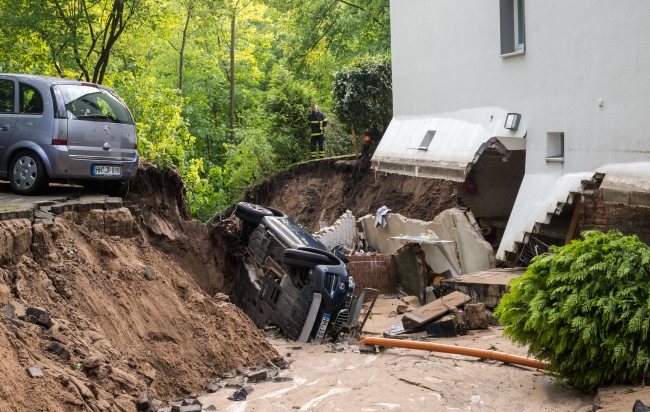 Hamburg'da caddeler su altında kaldı