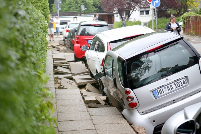 Hamburg'da caddeler su altında kaldı