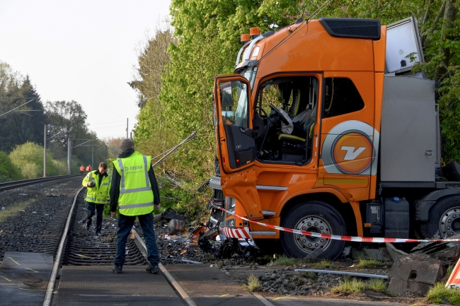 Almanya'da yolcu treni TIR'la çarpıştı