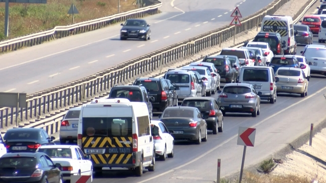 Şile'de günübirlikçi yoğunluğu, kilometrelerce trafik yaptı