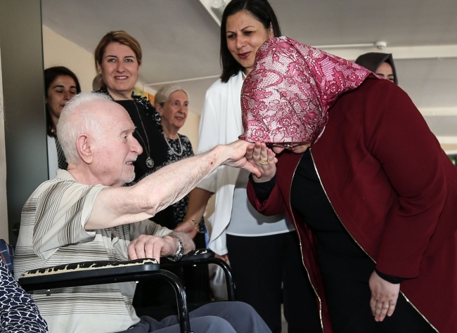 Bakan Selçuk huzurevi sakinleriyle bayramlaştı