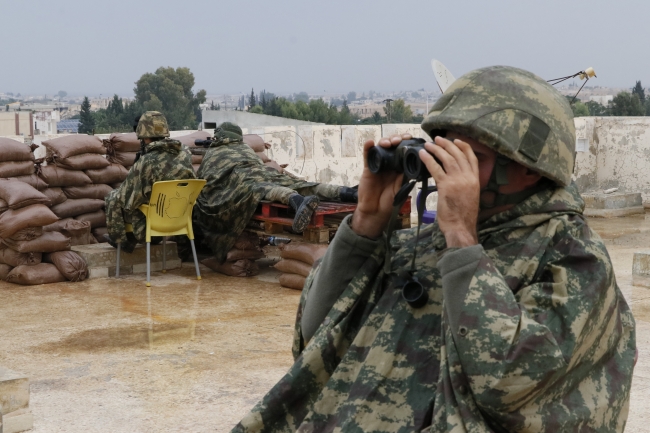 Mehmetçik Tel Abyad halkının yaralarını sarıyor