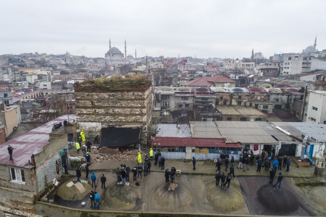 Tarihi Sağır Han'ın üstündeki kaçak yapılar yıkıldı