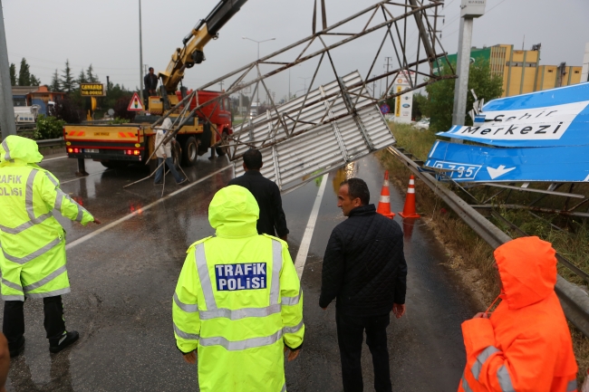 Çorum'da fırtına yıktı geçti