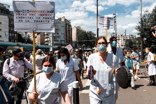 Paris'te sağlık çalışanlarından protesto gösterisi