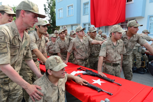 Engelli gençler bir günlüğüne asker oldu