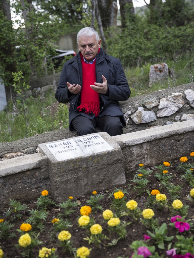 Başbakan Yıldırım'dan annesinin kabrine ziyaret