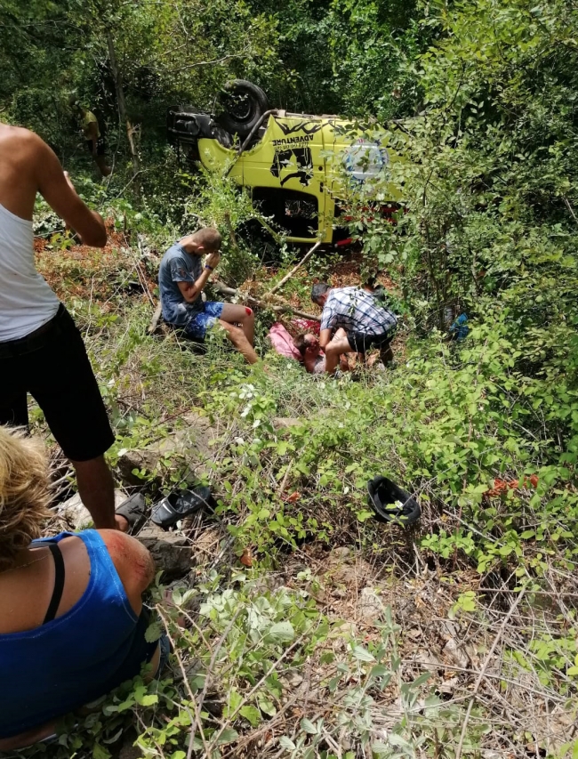 Antalya'da tur aracı devrildi: 1 ölü, 11 yaralı