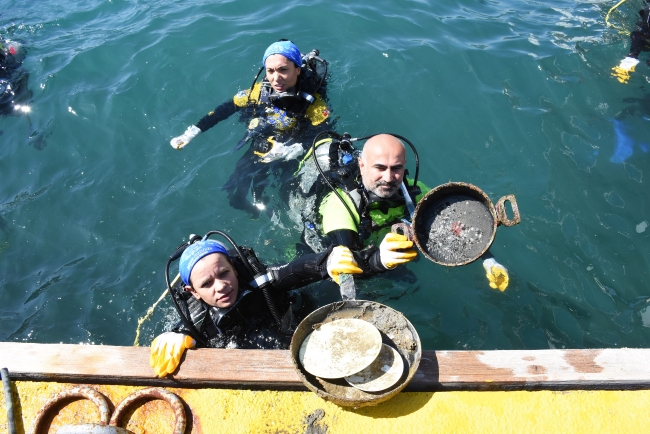 Bodrum'da deniz dibinde çöp temizliği