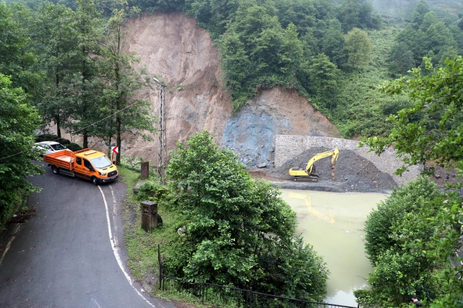 Taşkın riskine karşı Rize-Salarha yolu trafiğe kapatıldı