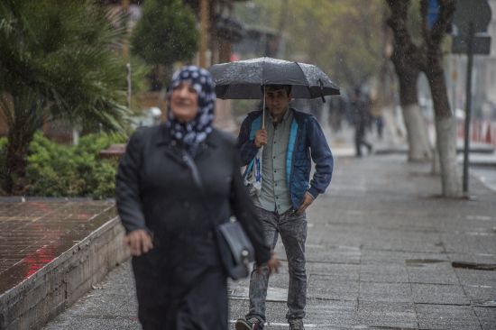 Sağanak yağış vatandaşlara zor anlar yaşattı