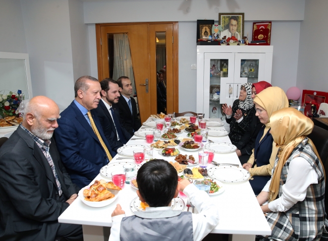 Cumhurbaşkanı Erdoğan şehit ailesiyle iftar yaptı