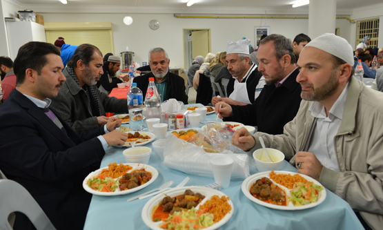 Sydney’de Türk camisinde her yıl binlerce kişiye iftar veriliyor