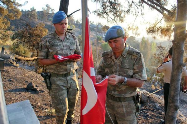 Yangında şehit mezarlığındaki Türk bayrağı yanmadı