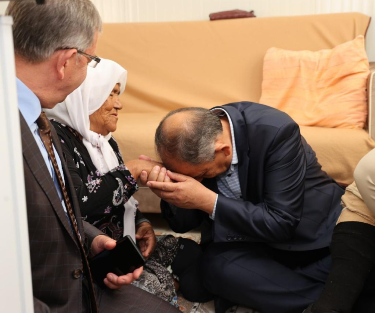 Bakan Özhaseki'den depremzede Emine Teyze'ye: Evler bittiğinde seni alır evine çıkarırız