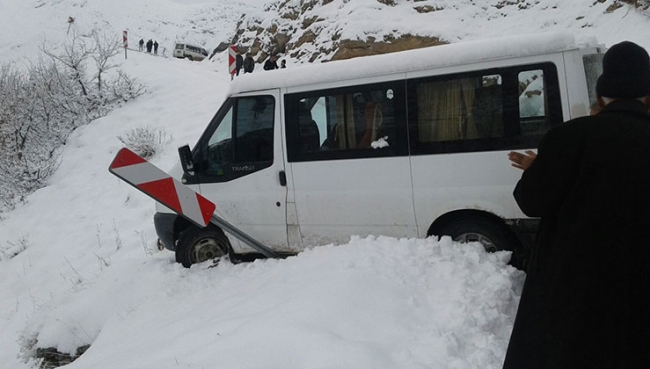 Siirt'te kara saplanan askerleri taşıyan minibüs köylülerin yardımıyla kurtarıldı