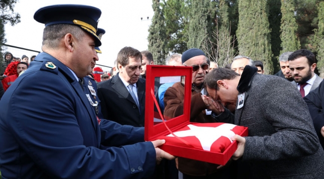 İzmir'de eğitim uçuşunda şehit olan pilotlar toprağa verildi