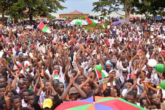 Burundi'de koronavirüse rağmen on binlerin katıldığı miting düzenlendi