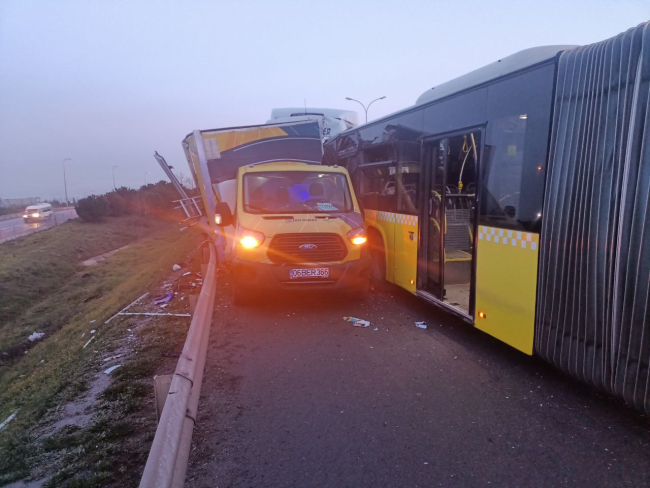 İETT otobüsü, tır ve yol bakım aracı birbirine girdi: 1'i ağır, 2 yaralı