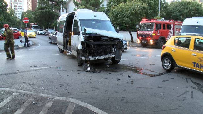 Kadıköy'de 2 servis çarpıştı: 1 yaralı